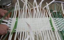 Плетение корзин из упаковочной ленты: подробный мастер-класс по изготовлению плетёной тары из полипропиленового материала Как плести корзины из упаковочной ленты